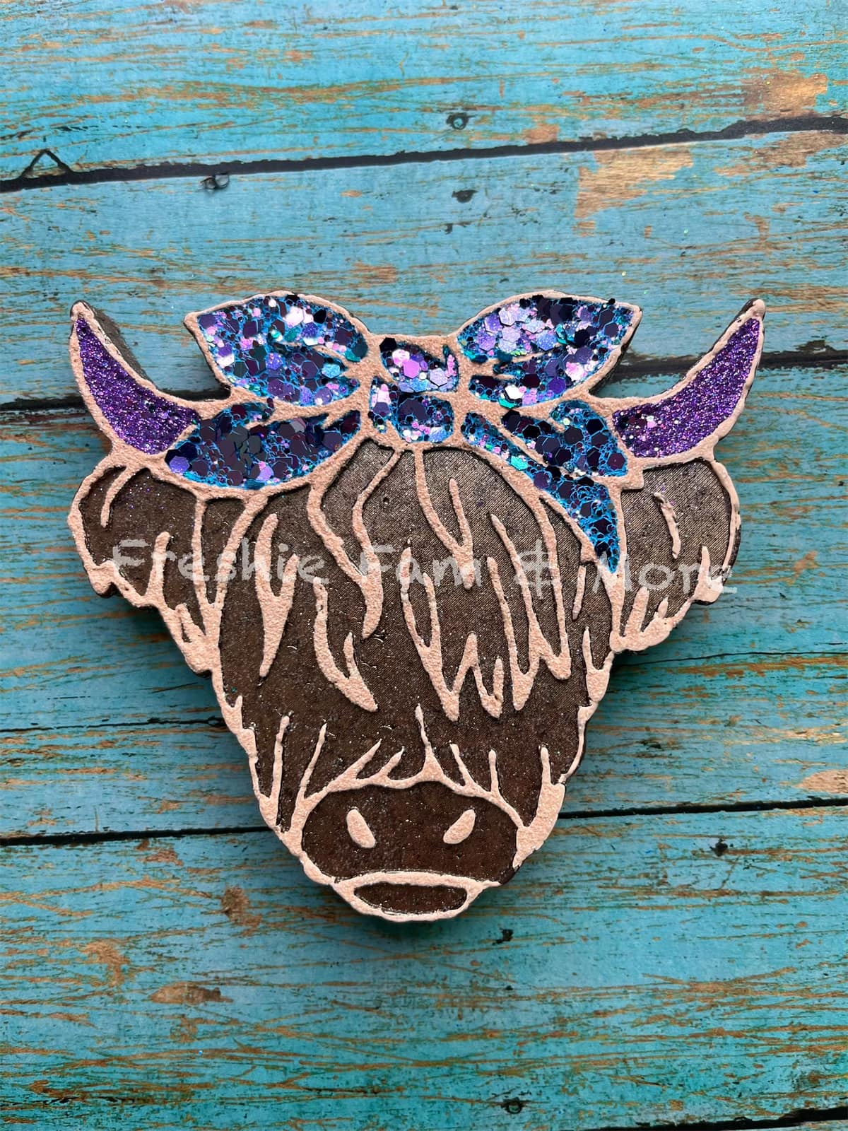 HIGHLAND COW WITH BOW