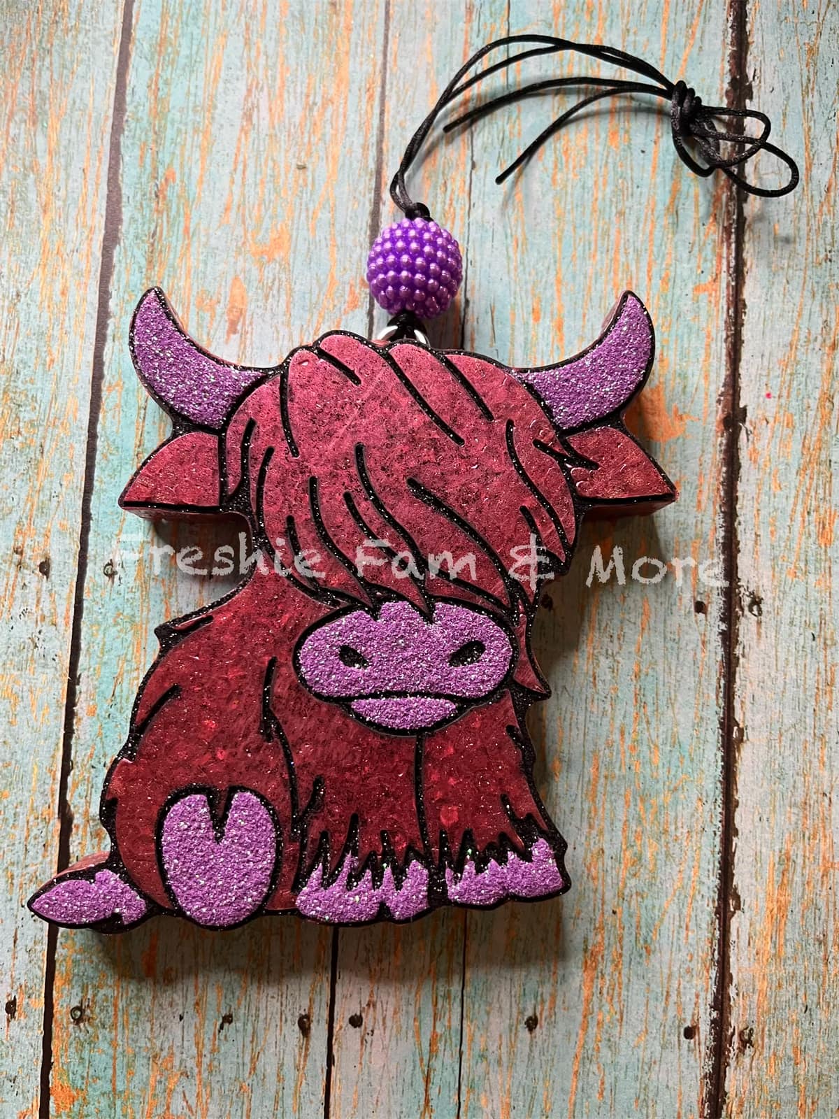HIGHLAND COW WITH HEART FOOT